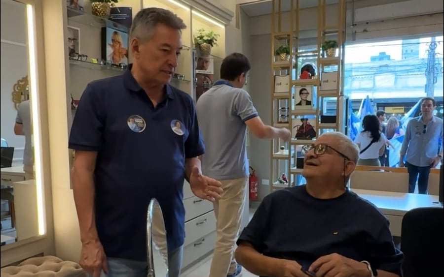 Roberto Hashioka conversa com um comerciante sentado em uma ótica de Campo Grande, durante visita ao comércio da Capital.
