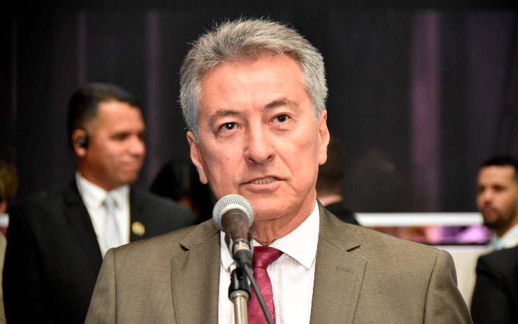 Roberto Hashioka fala ao microfone durante entrevista na Assembleia Legislativa de Mato Grosso do Sul.