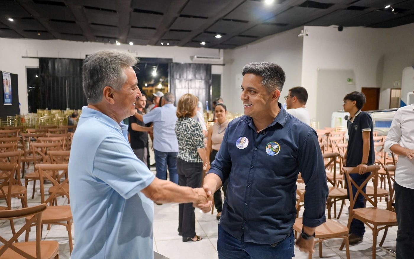 Roberto Hashioka cumprimenta um participante durante o encontro realizado em Dourados.