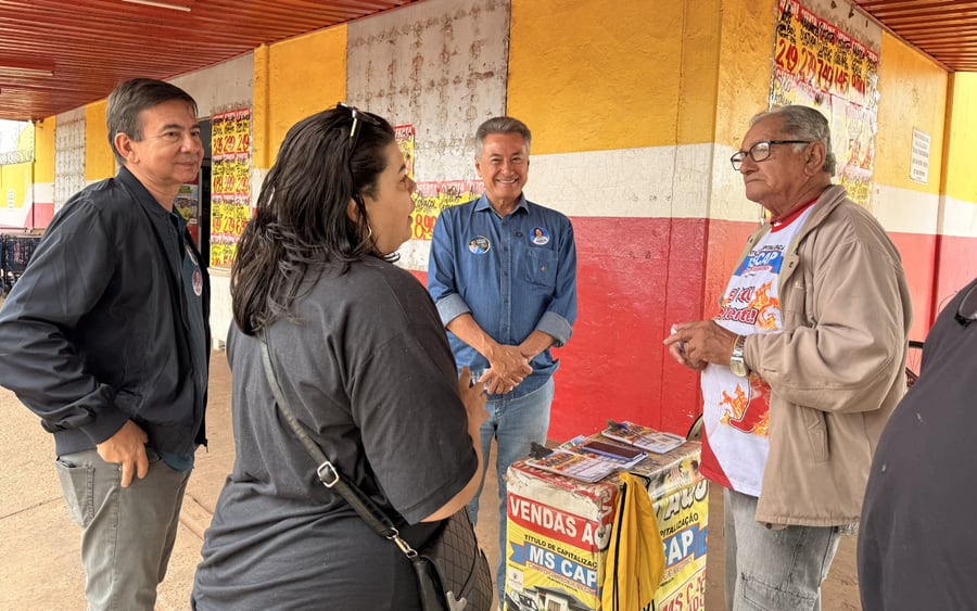 Roberto Hashioka conversa com comerciantes e moradores em frente a um estabelecimento comercial de Campo Grande.