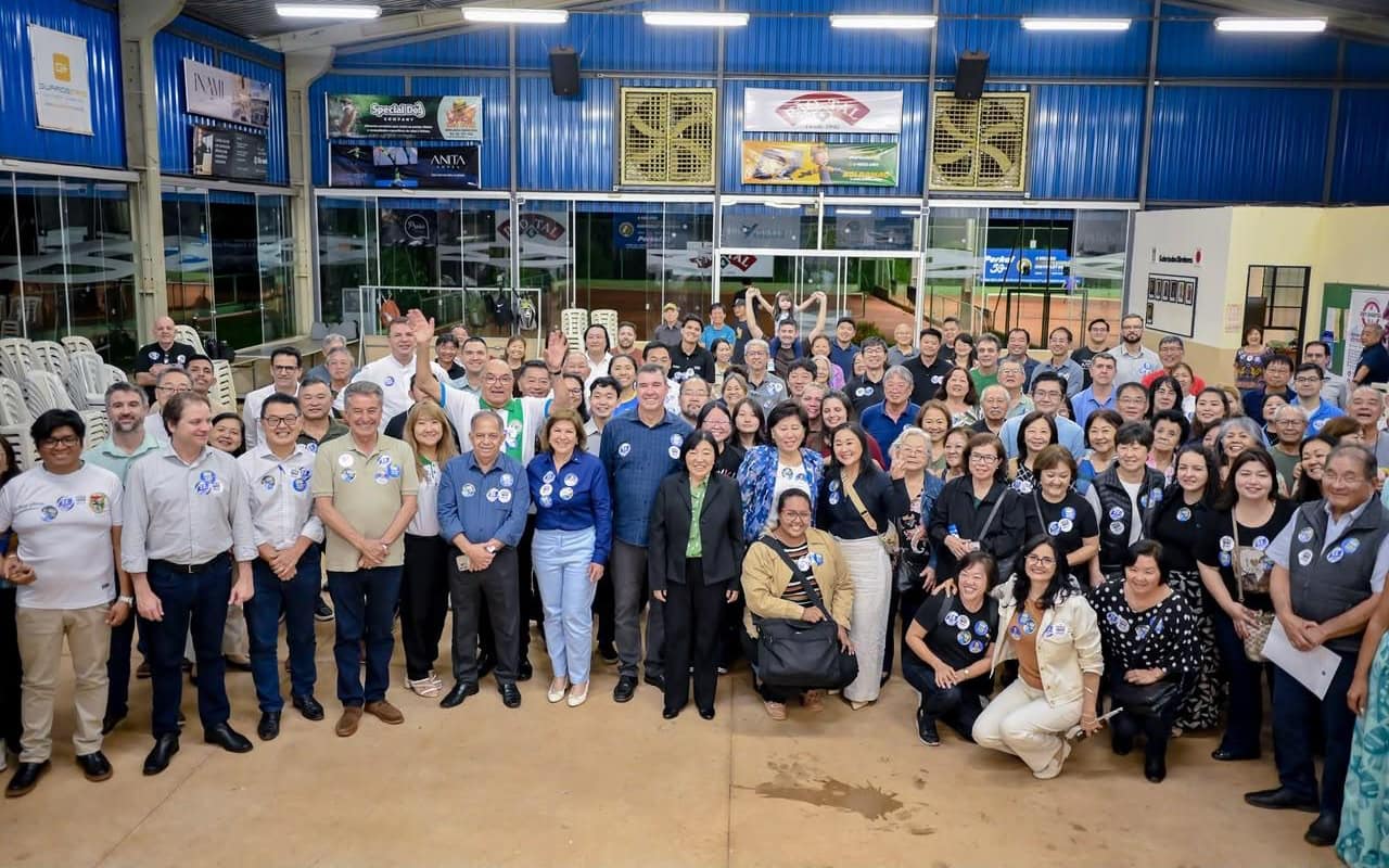 Foto de grupo com dezenas de participantes do encontro no ginásio da Associação Esportiva e Cultural Nipo-Brasileira de Campo Grande.