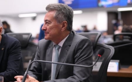 Roberto Hashioka, de perfil, sentado na bancada da Assembleia Legislativa de Mato Grosso do Sul.